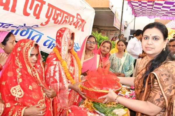 फोटोगोद भराई का कार्यक्रम करती जिलाधिकारी