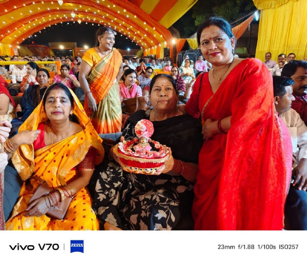 श्रीमद् भागवत कथा सुनने के लिए उपस्थित जन समूह