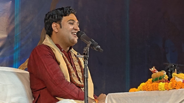 श्रीमद् भागवत कथा वाचन करते हुए शिवानन्द भाई श्री महाराज