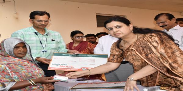 देवरिया : योजनानां लाभवितरणचौपाले समस्यानाम् अवसरे समाधानम्