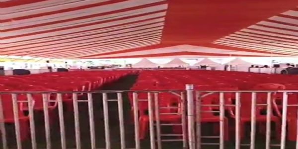 प्रधानमंत्रिणो नरेन्द्र मोदिनो वाराणसीभ्रमणे वातावरणमपि उदारः, मेघानाम् आवागमनेन पातमानं जातं न्यूनम्