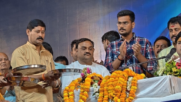 श्रीमद्भागवत कथा के दौरान भगवान श्री कृष्ण जी की आरती करते हुए श्रद्धालु