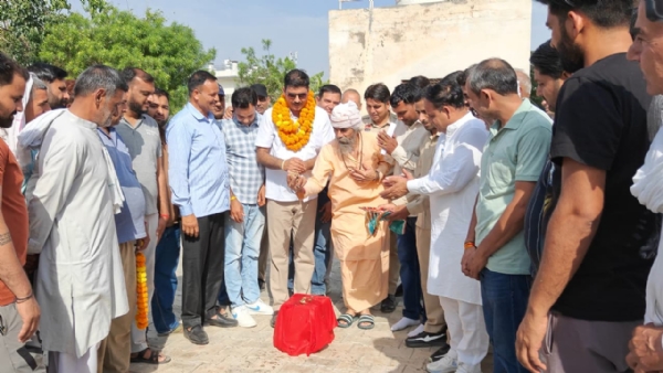 पूंडरी में कराेड़ाें रुपये की परियाेजनाआं का शिलान्यास करते विधायक सतपाल जांबा