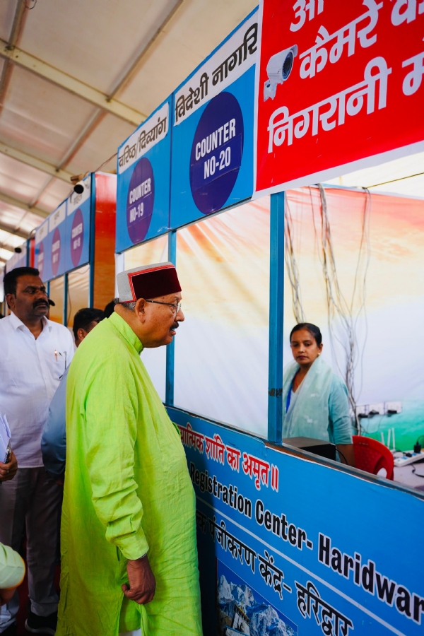 यात्री पंजीकरण केंद्र का निरीक्षण करते सतपाल महाराज