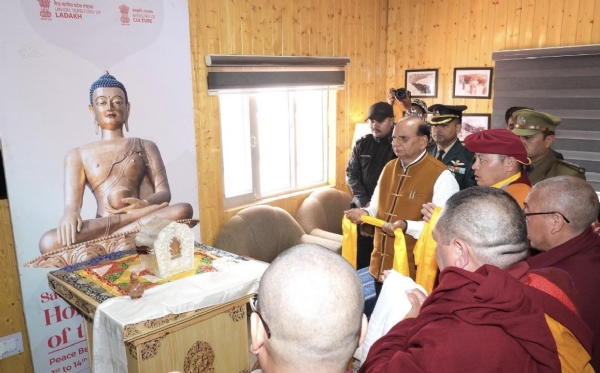 फूलों से सजे मार्ग से गुजरते भगवान बुद्ध के पवित्र अवशेषों का काफिला।