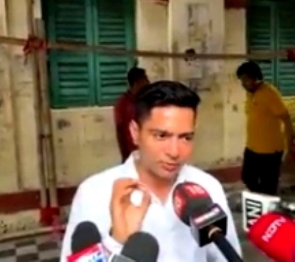 मतदान करने के बाद अभिषेक मीडिया से बात करते हुए