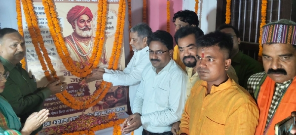 कार्यक्रम में भामा शाह के चित्र पर पुष्प अर्पित करते बीजेपी नेता एवं अन्य लोग