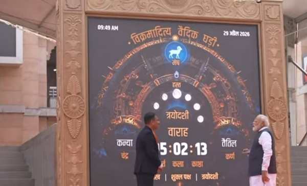 प्रधानमंत्री काशी विश्वनाथ मंदिर में विक्रमादित्य वैदिक घड़ी का अवलोकन करते हुए
