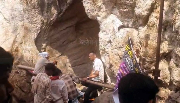 मंढीप खोल गुफा का मुख्य द्वार