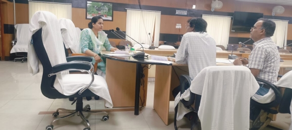 जलनिगम की परियोजनाओं की समीक्षा करते जिलाधिकारी