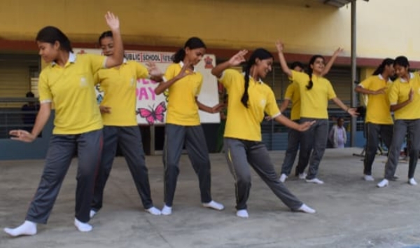 कार्यक्रम पेश करते बच्चे