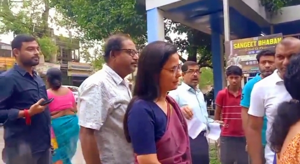 मतदान के लिए कतार में खड़ी महुआ