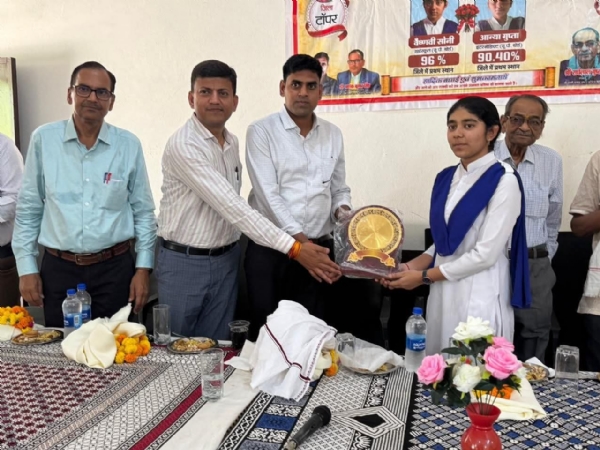 टॉपर को सम्मानित करते मुख्य अतिथि