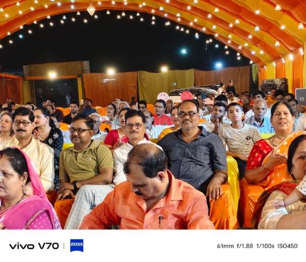 श्रीमद् भागवत कथा सुनने के लिए उपस्थित जन समूह