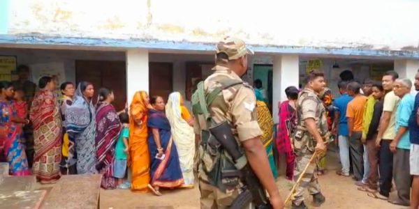 पूर्व बर्धमानस्य 16 विधानसभायाः आसनेषु शांतिपूर्वकं मतदानं चलति