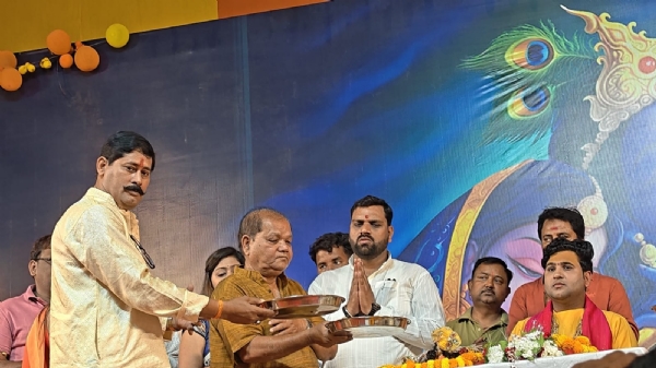 श्रीमद् भागवत कथा के पहले ब्यास पीठ पर विराजमान भगवान जी की आरती करते हुए श्रद्धालु