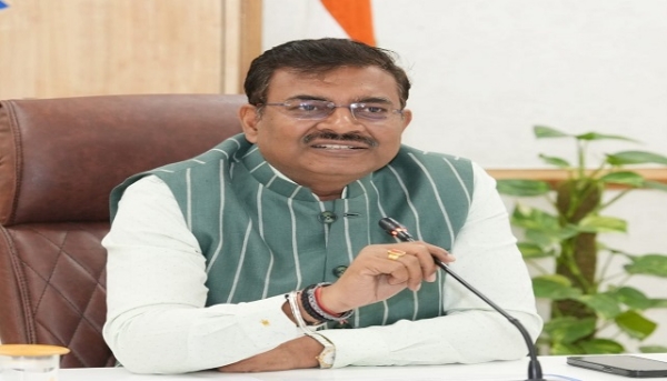 सचिवालय में उच्चस्तरीय बैठक करते हुए मुख्य सचिव आनन्द बर्द्धन।