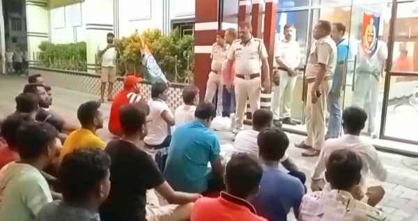 थाने के समक्ष विरोध करते तृणमूल नेता