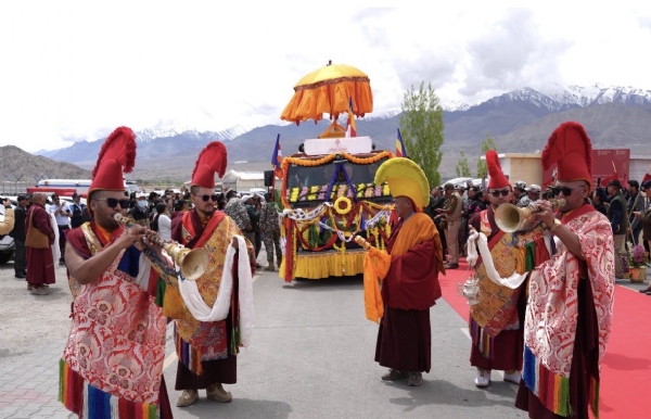 फूलों से सजे मार्ग से गुजरते भगवान बुद्ध के पवित्र अवशेषों का काफिला।