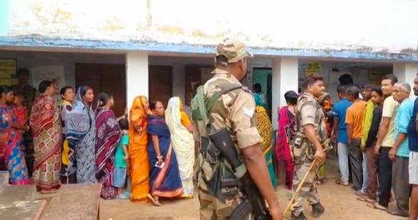 मतदान के लिए कतार में खड़े मतदाता