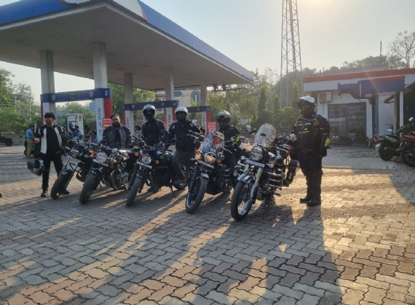 कोल्हान राइडर्स क्लब के सदस्यों को झंडा दिखाते मो.बारीक