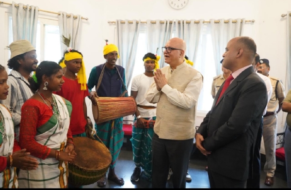 मुख्य न्यायाधीश न्यायमूर्ति महेश शरदचंद्र सोनक कलाकारों से मुलाकात करते और उनका उपायुक्त कर्ण सत्यार्थी द्वारा स्वागत