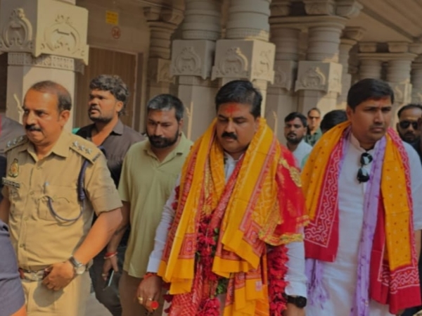 माता विंध्यवासिनी के दरबार में कथावाचक राजन महाराज।