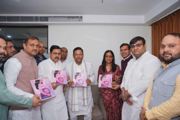 पुस्तक का लोकार्पण करते पंकज चौधरी