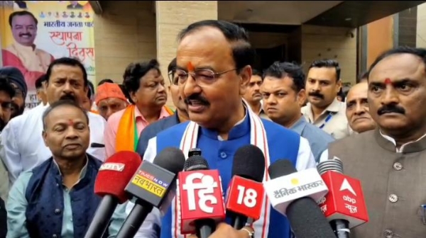 प्रयागराज में भाजपा कार्यालय पर मीडिया के सवाल का जवाब देते हुए उपमुख्यमंत्री केशव प्रसाद मौर्य