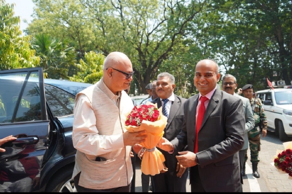 मुख्य न्यायाधीश न्यायमूर्ति महेश शरदचंद्र सोनक कलाकारों से मुलाकात करते और उनका उपायुक्त कर्ण सत्यार्थी द्वारा स्वागत