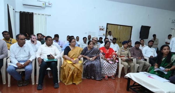 राज्यपाल डेका अधिकारियों की समीक्षा बैठक लेते हुए राज्यपाल डेका अधिकारियों की समीक्षा बैठक लेते हुए