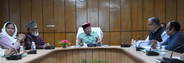 बैठक में अधिकारियों से चर्चा करते मंत्री खजानदास।