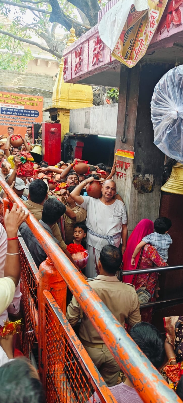गंगा जल से भरा घड़ा लिए नगर विधायक एवं तीर्थ पुरोहित रत्नाकर मिश्र व अन्य।