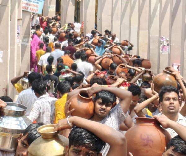 जलाभिषेक कर अपनी आस्था प्रकट करते भक्त। जलाभिषेक कर अपनी आस्था प्रकट करते भक्त।