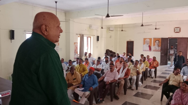 फोटोकृषि मंत्री संबोधित करते कार्यकर्ताओं को