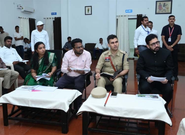 राज्यपाल डेका अधिकारियों की समीक्षा बैठक लेते हुए राज्यपाल डेका अधिकारियों की समीक्षा बैठक लेते हुए