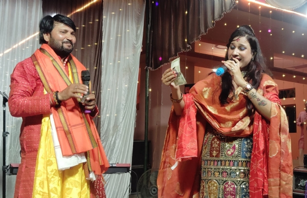 चुनार। हनुमान हनुमान जन्मोत्सव पर आयोजित जागरण में भजन प्रस्तुत करती वाराणसी बनारस घराने की कलाकार पिंकी मिश्रा व हंसराज यादव।