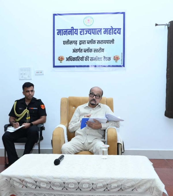 राज्यपाल डेका अधिकारियों की समीक्षा बैठक लेते हुए राज्यपाल डेका अधिकारियों की समीक्षा बैठक लेते हुए