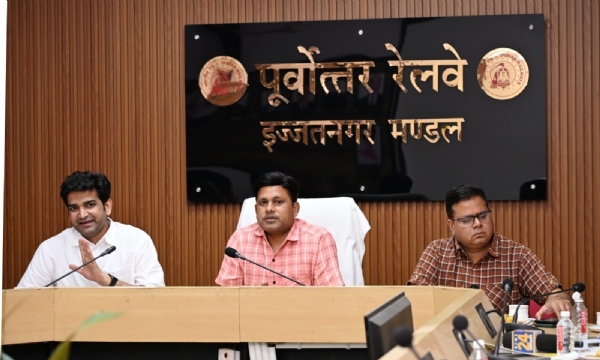 इज्जतनगर मंडल के वरिष्ठ अधिकारी मंडल की वित्तीय वर्ष 2025-26 की उपलब्धियां साझा करते हुए। इज्जतनगर मंडल के वरिष्ठ अधिकारी मंडल की वित्तीय वर्ष 2025-26 की उपलब्धियां साझा करते हुए।