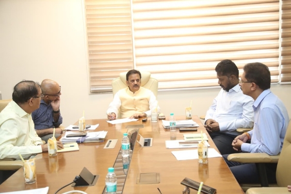 स्वास्थ्य अधोसंरचना विकास कार्यों की समीक्षा करते हुए उप मुख्यमंत्री राजेन्द्र शुक्ल