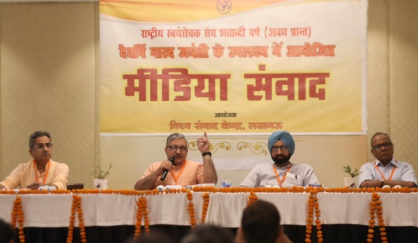 मीडिया के साथ संवाद करते नरेंद्र ठाकुर