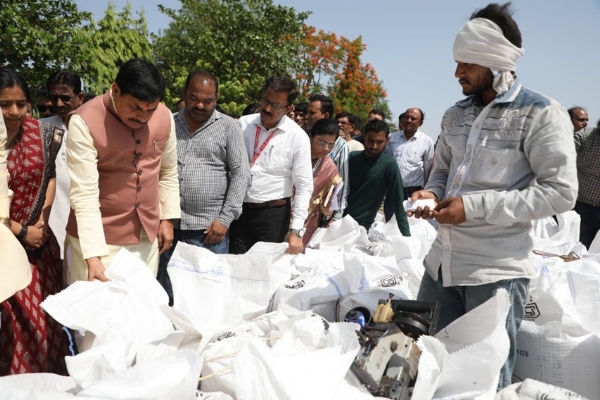 मुख्यमंत्री डॉ. मोहन यादव ने खरगोन के कतरगांव में गेहूं उपार्जन केन्द्र का किया आकस्मिक निरीक्षण