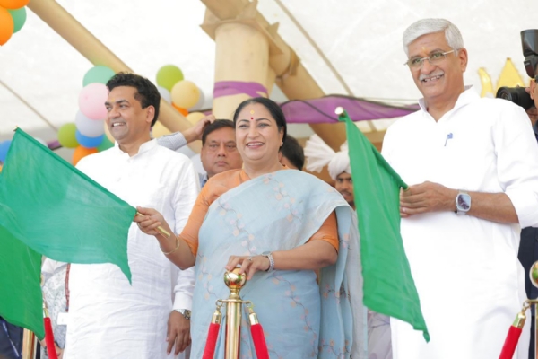 नई दिल्ली के सफदरजंग रेलवे स्टेशन से गुरुवार को सोमनाथ स्वाभिमान पर्व ट्रेन को हरी दिखाती दिल्ली की मुख्यमंत्री रेखा गुप्ता, केंद्रीय संस्कृति एवं पर्यटन मंत्री गजेंद्र सिंह शेखावत और दिल्ली के पर्यटन मंत्री कपिल मिश्रा