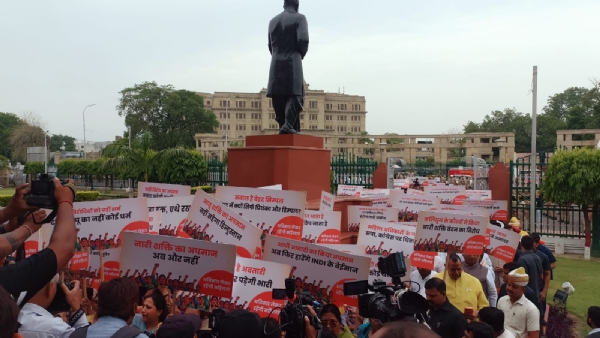 तख्तियां लेकर पहुंचती महिलाएं