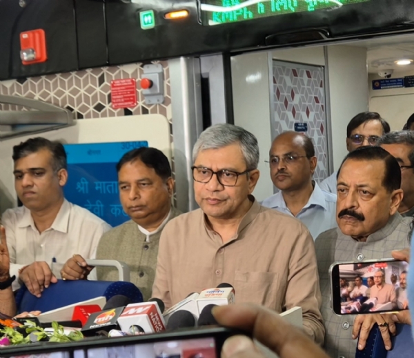 रेल मंत्री अश्विनी वैष्णव जम्मू श्रीनगर वंदे भारत एक्सप्रेस ट्रेन में मीडिया से बातचीत करते हुए