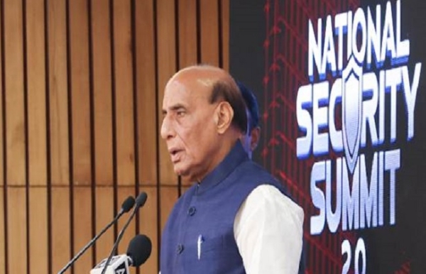 नई दिल्ली में राष्ट्रीय सुरक्षा शिखर सम्मेलन को संबोधित करते रक्षा मंत्री राजनाथ सिंह