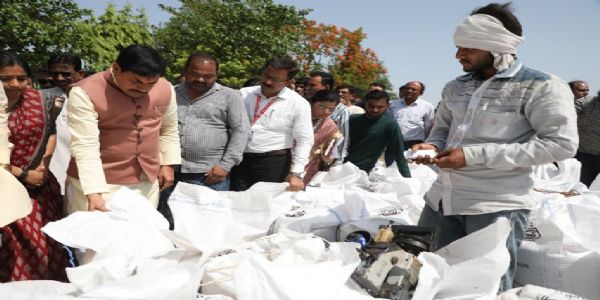 मुख्यमन्त्री डॉ.यादवः खरगोन-जनपदस्य कतरग्रामे गोधूम-उपार्जन-केन्द्रस्य आकस्मिक-निरीक्षणं कृतवान्