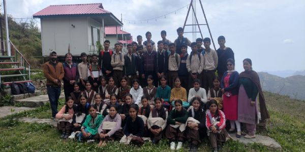 दीदगविद्यालयस्य विद्यार्थिनो मानव हिल रिसॉर्ट इत्यत्र शिक्षिता पर्यटन व्यवसायस्य शिक्षा।