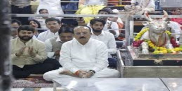 महाकालस्य दरबारे दिल्ली-गृहमन्त्री तथा गोवा-राज्यस्य मन्त्रिमण्डल-मन्त्री उपस्थितौ, भस्मारार्तिक्यां दध्योदक-आरार्तिक्यां च सहभागिनौ अभवताम्