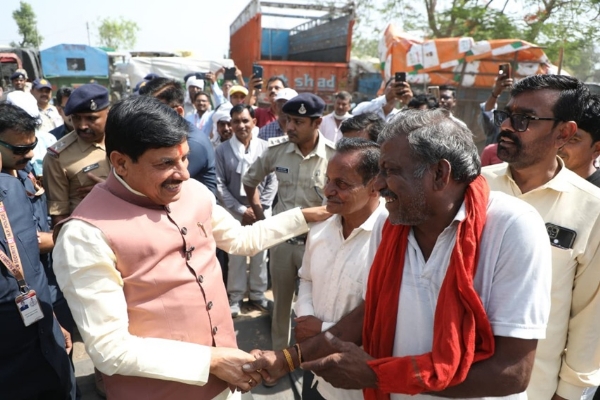 मुख्यमंत्री डॉ. मोहन यादव ने खरगोन के कतरगांव में गेहूं उपार्जन केन्द्र पर किसानों से की चर्चा